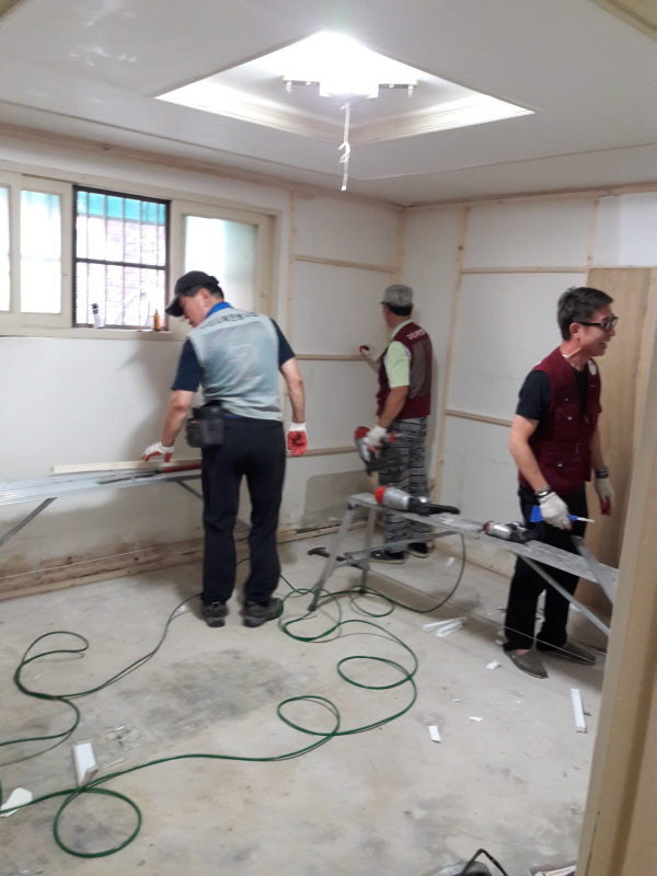 구리시 ‘목민 2기 봉사회’ 수택1동 집수리봉사 선행