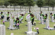 LIG넥스원, 호국보훈의 달 맞아 '현충원 자매결연 묘역정화'  봉사활동
