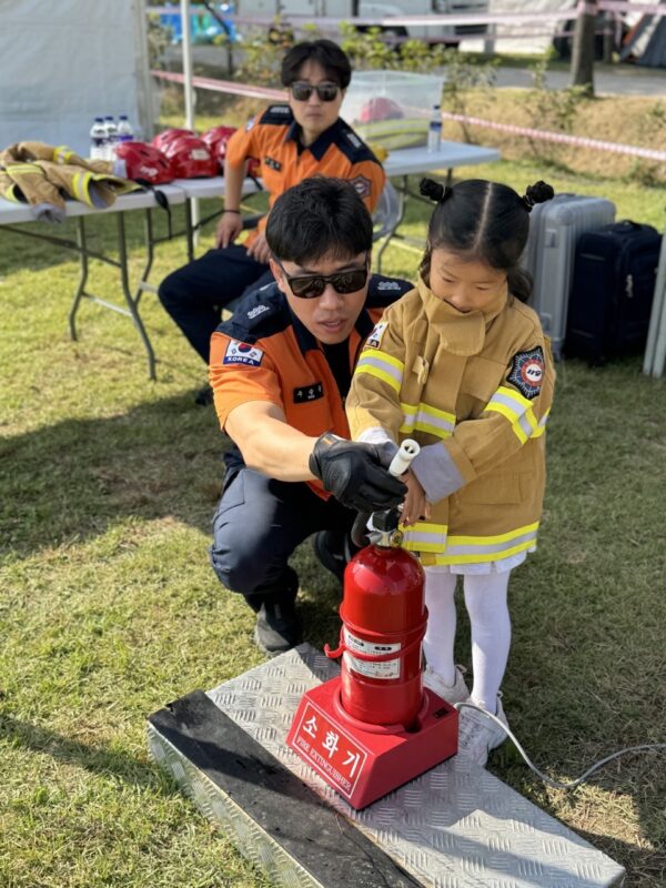 구리소방서, 코스모스 축제 체험부스 운영을 통한 화재안전 홍보