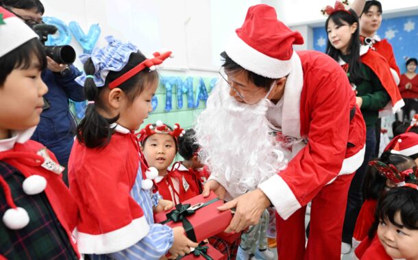 HD현대重 이상균 부회장, ‘해피보트’에 뜬 산타로 직장어린이집 깜짝 방문