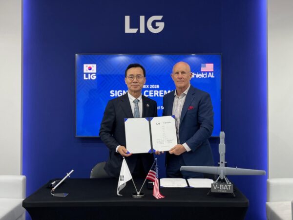 LIG넥스원-쉴드 AI, UMEX 2026에서 계약기념 행사 가져