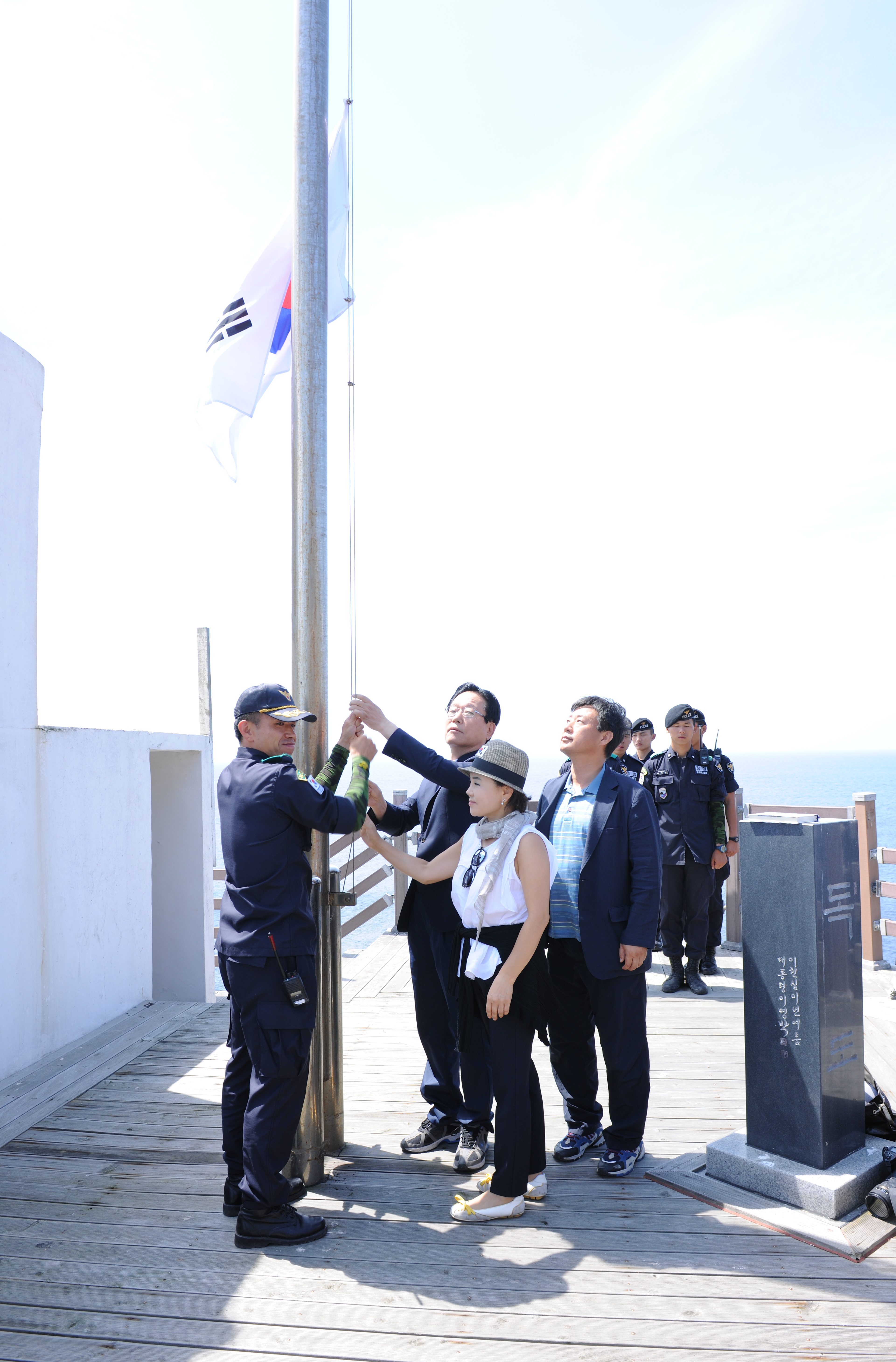 “독도에 구리시 위문단 태극기 게양하다”