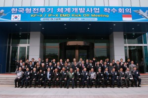 KF-X체계개발사업 착수회의 참석자 단체사진 사진제공: KAI   news-i *사진을 터치하면 사진이 커집니다