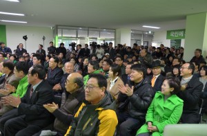 천여명의  시민들이 모인 표후보사무실   news-i
