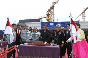  인도네시아 국방장관 과 정성립 대우조선해양 사장등이  기념촬영을 하고 있다 news-i 