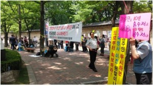 심의를 중단하고 주민공청회를 요구하는 주민들 news-i