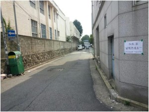 도로확장을 요구하는 벽보가 붙어있다 news-i