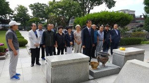 참배중인 6.25유족회   news-i