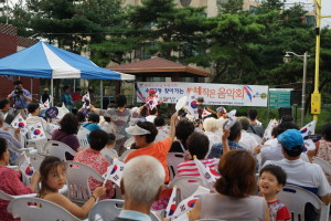 작은음악회의 분위기를 즐기는 수택동민들   news-i