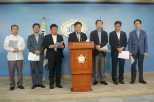 동료의원들과 공동발의를 하는 윤호중 의원 news-i