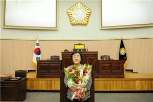 시의장 당선 후 축하의 꽃다발을 받고  서있는 민시의장   news-i