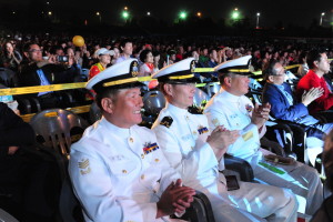 광개토함 군간부들이 2016 코스모스 축제에 참석해 축하해주고 있다  news-i