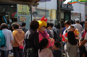 시민들이 삐에로와 같이 즐기고 있다 news-i
