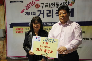 경품 1등 수상자와 박홍기 전통시장상인회 회장 news-i