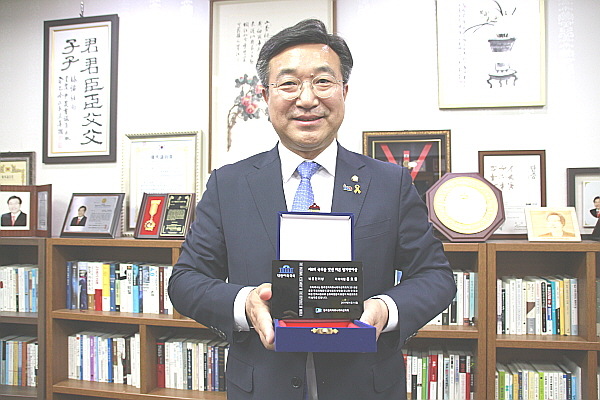 윤호중 의원, ‘제8회 국회를 빛낸 바른 정치언어상’ 수상