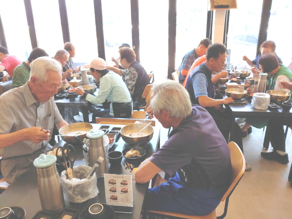 가평읍, 추석 앞두고 훈훈한 소외이웃에게 선물 전달해