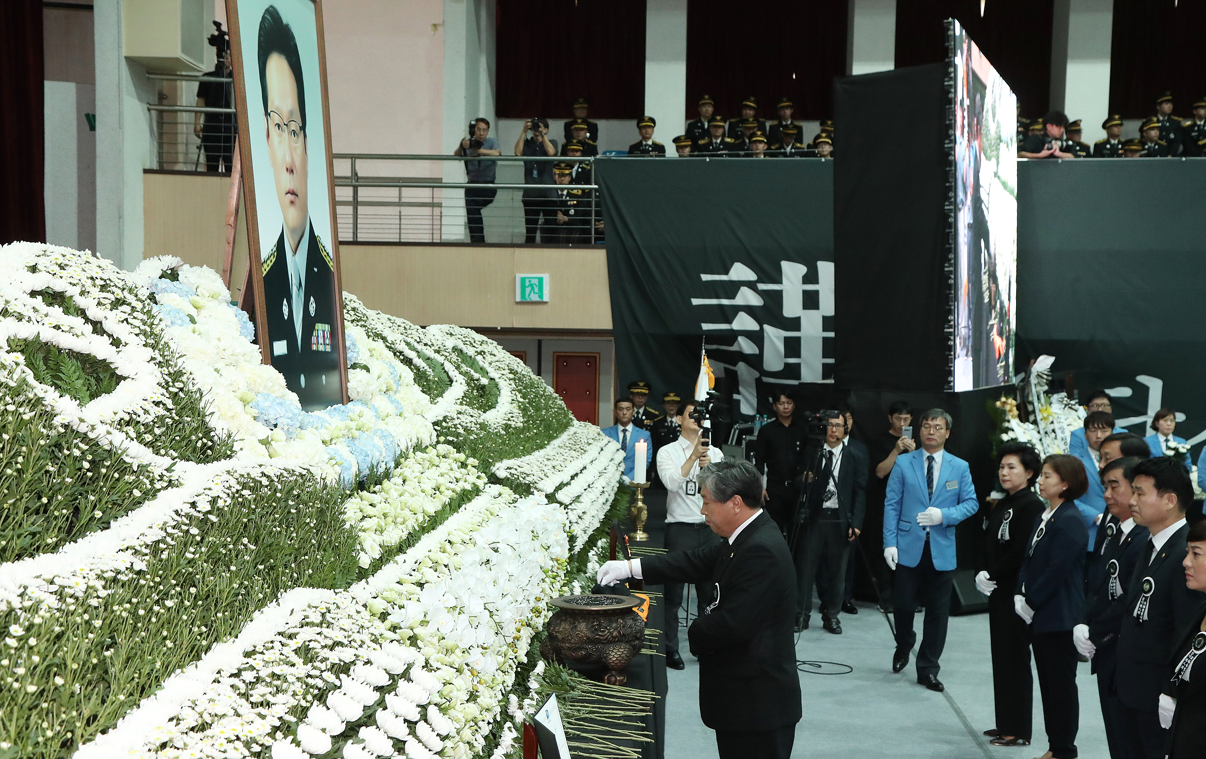 송한준 의장 등 경기도의회 의원, 고(故) 석원호 소방장 영결식 참석