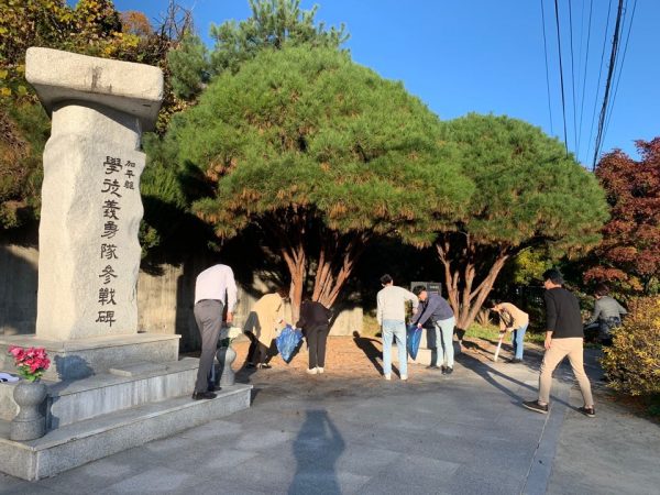 가평군 복지정책과 직원들, 학도의용대참전기념비 환경정화활동