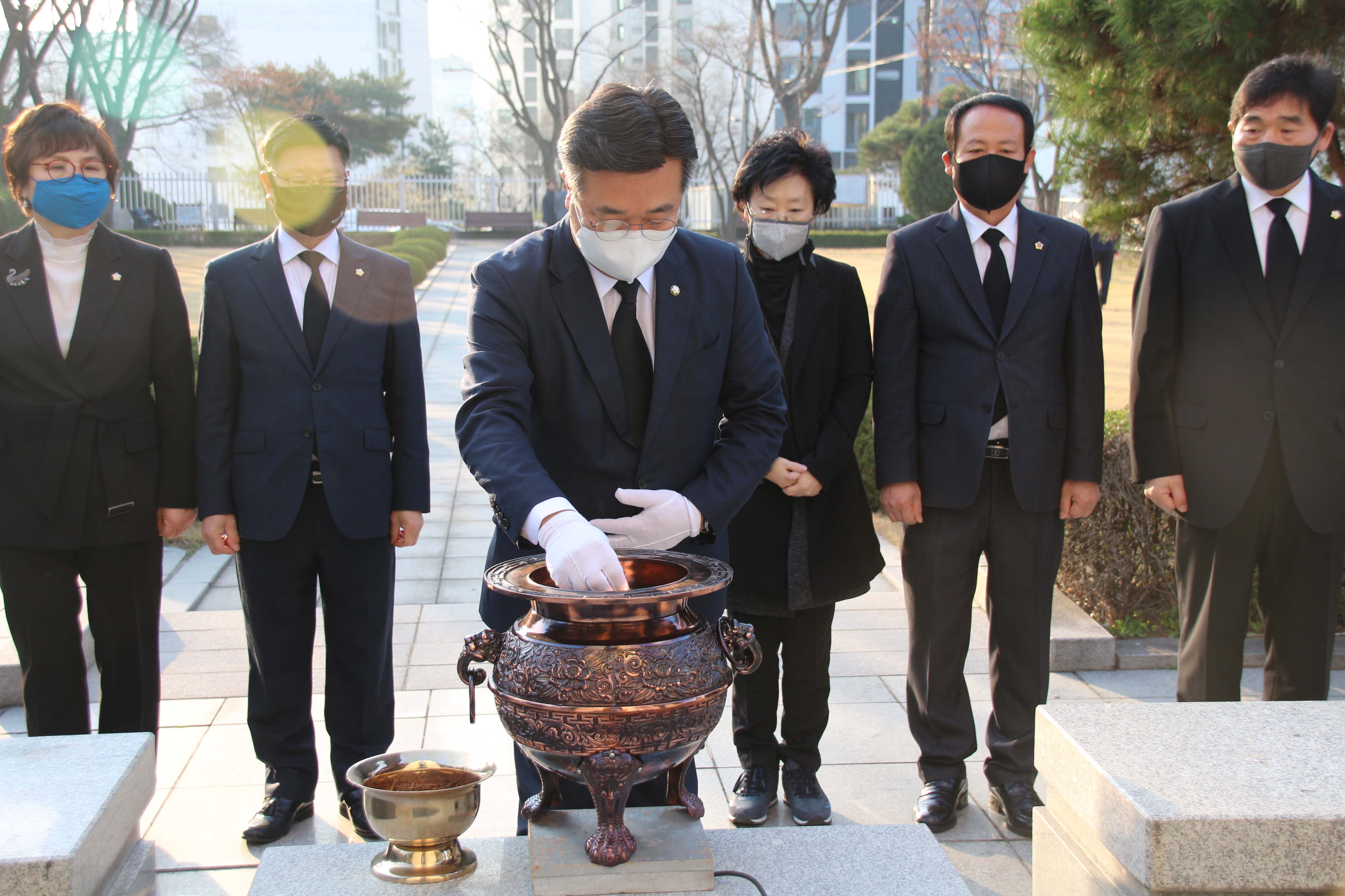 구리시, 윤호중 국회의원, 현충탑 참배 후 4.15 총선 후보 등록