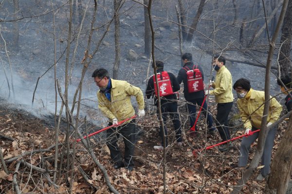 구리시의회 의원들, 아차산 산불진화 참여해