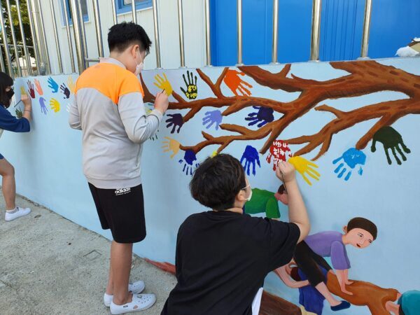 덕소초, 벽화로 아름다운 추억을 그리다