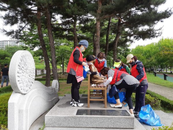 동두천시여성단체 , 평화의 소녀상 청소활동 지원