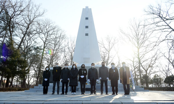 양평군의회, 2022년 첫 행사로 충혼탑 참배