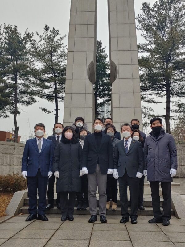 국민의힘 구리시선대위, 3.1절 현충탑참배와 사랑 나눔 선거운동 전개해
