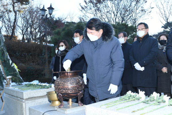 백경현 구리시장,현충탑 참배로 새해 일정 시작해