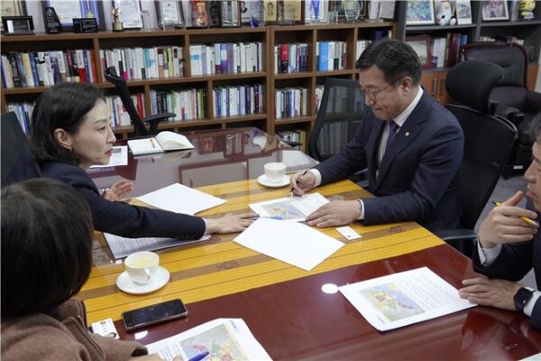 윤호중의원 , 국토부로부터 토평 2 개발사업 보고받아 “ 배드타운 안돼 , 첨단일자리 , 교통 , 환경 갖춘 자족도시 돼야 ”