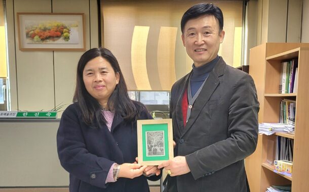 아천동 1200년 은행나무 천연기념물 지정 추진위, 61년전 은행나무 밑 결혼식사진 원본 구리시 전달해