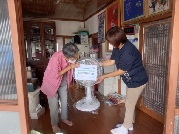 홍천군노인복지관, ‘2025년 착한바람 캠페인’ 폭염 속 선풍기 전달해