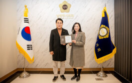 남양주시의회, 공공도서관 사회적 가치 확산에 기여한 공무직 근로자 이인자 작가 표창 수여식 개최