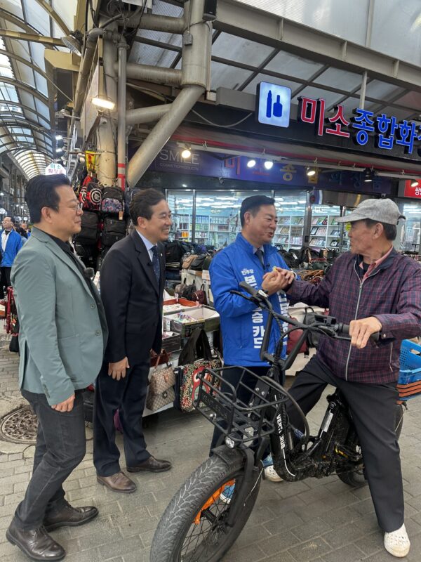 신동화 구리시장 예비후보, 이기영배우와  구리 전통시장 찾아 지원