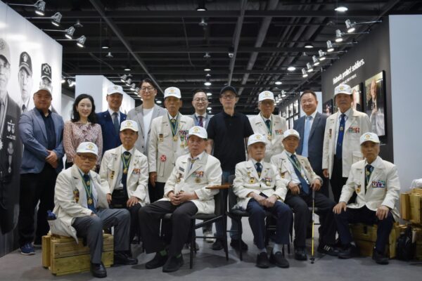 ‘진짜 영웅들’이 찾아왔다, LIG D&A 창립 50주년 헌정 사진전
