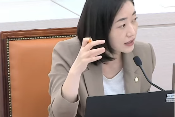문은영 시의원, 기획예산담당관 행정사무감사서 수의계약 8건과 자체심사 7건 조목조목 지적