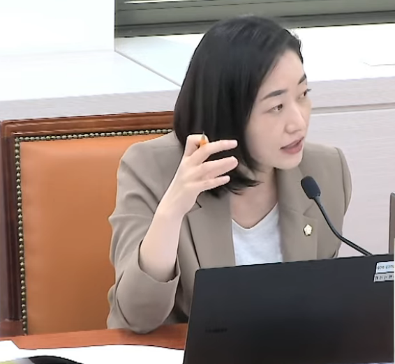 문은영 시의원, 기획예산담당관 행정사무감사서 수의계약 8건과 자체심사 7건 조목조목 지적